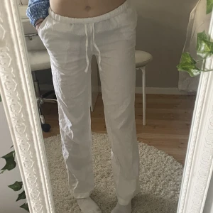 Linnebyxor  - Helt nya och oanvända linnebyxor från Bikbok. Köpt för 399kr och säljer för samma.❤️ Storlek xs. Jag är 170cm. Bud vid mycket intresse!