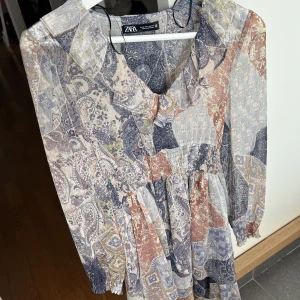 Zara klänning - Fin klänning från zara med lite volanger. Aldrig använd. Storlek S.