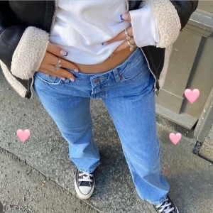 Bikbok low straight 500 jeans - Bikbok low straight jeans i strl 27/30 💌 De är i fint skick förutom en liten slitning vid benslutet, se bild 3. Nypris var 699 kr ❤️‍🔥Fraktas spårbart för 59 kr! 😁 Midja: 72 cm. Höfter: 96 cm. Innerbenslängd: 81 cm.