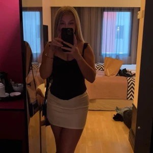 Kjol - Säljer kjolen för att den tyvärr inte passar längre, den är bara använd en gång och är i nyskick!😊💕