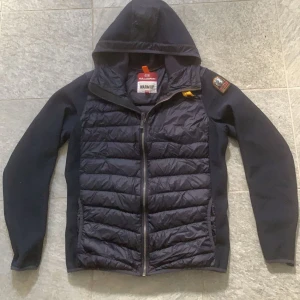 Parajumper cardigan - Hej säljer nu min fina parajumper som är använt i sparsamt skick! Kom med bud måste bli av med den snabbt!