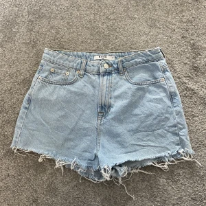 Jeansshorts från NAKD - Säljer dessa jeansshorts från NAKD i storlek 38. Köpta för cirka ett år sedan och sparsamt använda sedan dess. 