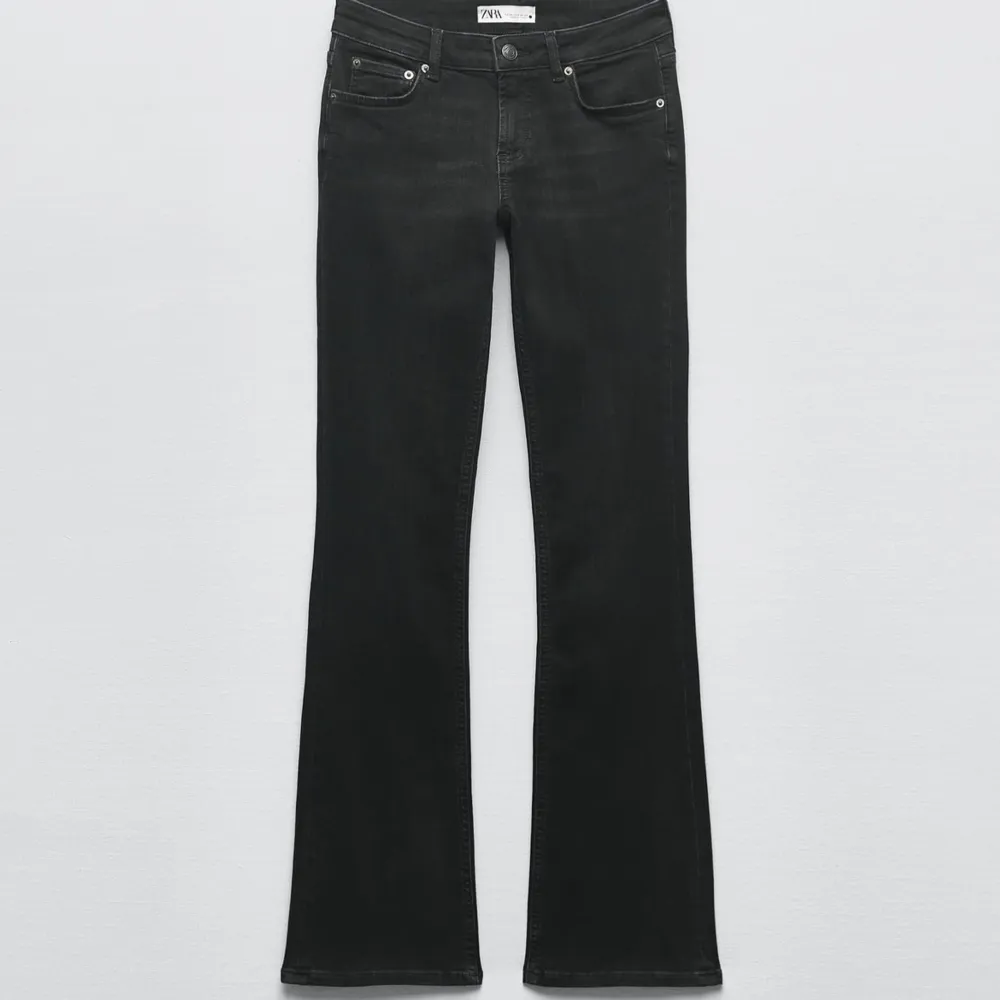 Säljer dessa super populära jeansen från zara, den har en liten fläck på baksidan💓. Jeans & Byxor.