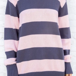 Brianna sweater - Brianna sweater i rosa och lila. Finns inte att köpa just nu, i fint skick och bara använd 1 gång. Oversize och passar storlek S-L :) 