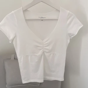 V-ringad t-shirt Brandy Melville - Jättefin v-ringad t-shirt som liknar första bilden, i nyskick, från Brandy Melville💘