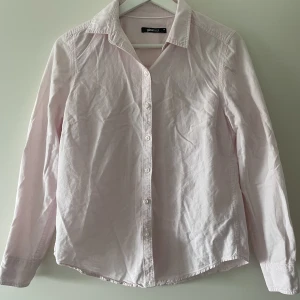Skjorta - Skjorta i bomull från GinaTricot. Nypris 199. Använd men i bra skick, använder inte längre ☺️