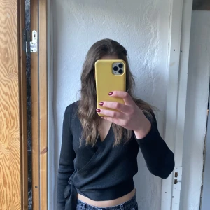 Svart topp med glitter i stl: S - Svart topp med glitter i storlek S från pieces📦💓