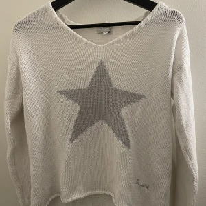 VÄLDIGT FIN TRÖJA! - Väldigt fin tröja!  Storlek S men skulle säga XS! Säljer för 249kr. Pris kan prutas vid snabb affär.