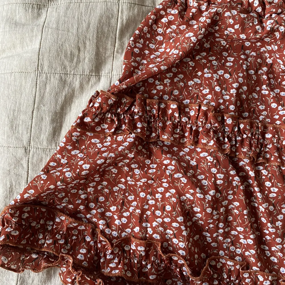 Blommig kjol i storlek S från Shein, knappt använd🫶🏼 köparen står för frakten (ca 45kr) . Kjolar.