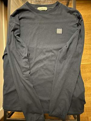 Em mörkblå stone island tröja i storlek l. Tröjan är lite använd men kommer i bra skicka. Köpt på nk. 