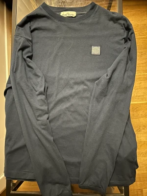 Stone island tröja - Em mörkblå stone island tröja i storlek l. Tröjan är lite använd men kommer i bra skicka. Köpt på nk. 