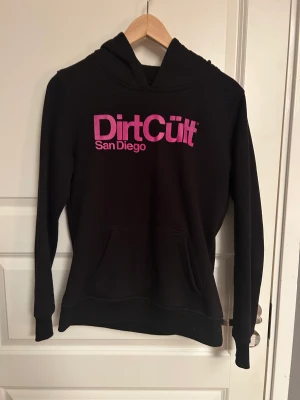 Dirtcult tröja - Är i bra skick, är liten i storleken men passar mig som är S :)