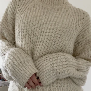 Stickad tröja - Fin stickad tröja i bra skick! Perfa till sommaren och ha till en kjol eller över en klänning!🌸 av nån anledning ser den smutsvit ut vilket den inte är!