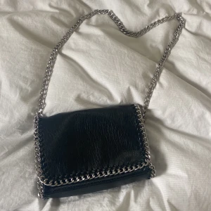 Tiamo väska  - Säljer min mellan tiamo väska då den tyvärr inte kommer till användning💕bara använd någon enstaka gång, så skulle säga att det är ett nyskick💕