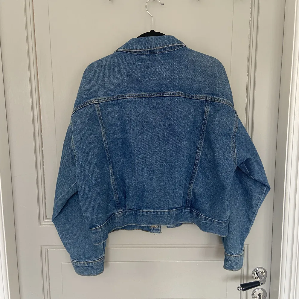 Jeans jacka från hm som är sparsamt använd och ser helt ny ut. Den är från hm och ny priset är: 399kr Köptes förra våren❤️ Köpare står för frakt. Jackor.