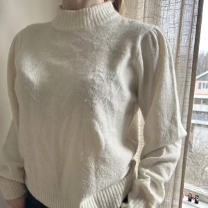 Gräddvit stickad tröja från Minus - Stickad tröja i storlek XL (något liten i storleken) från Minus. Använd ett fåtal gånger. Nypris 700 kr.