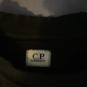 Cp Company tröja - En cp tröja från nk ny pris 1700. Skick 10/10 jättefin knappt andvänd. Har tag som man kan scanna så är 100% äkta om du har några frågor är det bara att ställa de. Pris kan diskuteras vid en snabb affär 