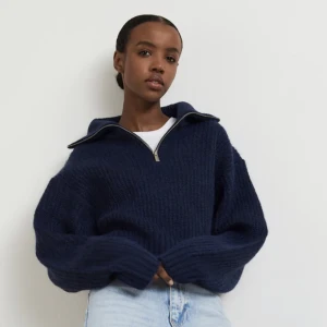 Marinblå stickad tröja med dragkedja  - Slutsåld populär tröja från ginatricot🫶🏻passar skit snyggt till lågmidjade jeans och linnebyxor 🤩