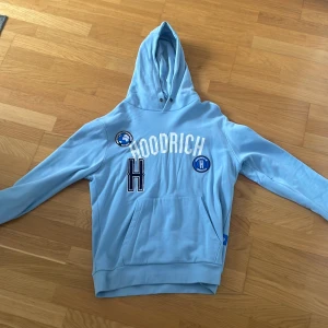 Blå hoodrich hoodie  - Storlek L, skick 9/10 knappt använd, säljer för den inte är min stil. Har ficka i armen, inget på ryggen.
