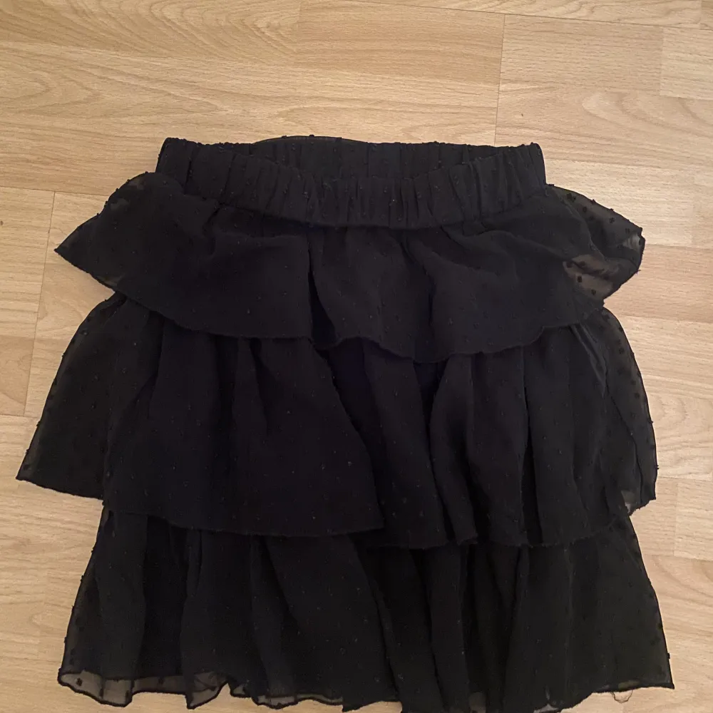 Super söt svart kjol som jag köpte för ett tag sedan Använd 2-3 gånger . Kjolar.
