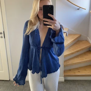 Stickad/virkad tröja - Säljer en av mina favorittröjor som är helt underbar!!🦋