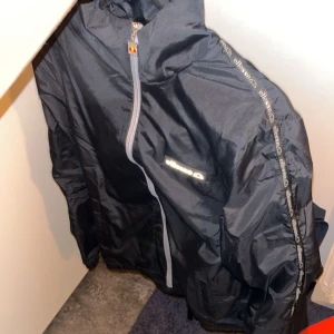 Ellesse Dress - Fet dress svår att få tag i. Nypris för 2300kr. Använd ca 3 gånger, säljer då de inte min stil. Kan böja pris vid snabb affäreller ta byten! Fler bilder privat:) Allt gott/ Philip