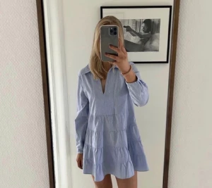 Klänning från Zara - (Lånade bilder, skriv för egna) Säljer denna jättefina klänning med lappen kvar & helt oanvänd. I storlek S 🙌🏽💘 Säljer för 300kr ink frakt