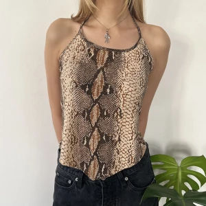 Haltertopp - Söt topp i nyskick. Kul att styla med olika stilar. 💛