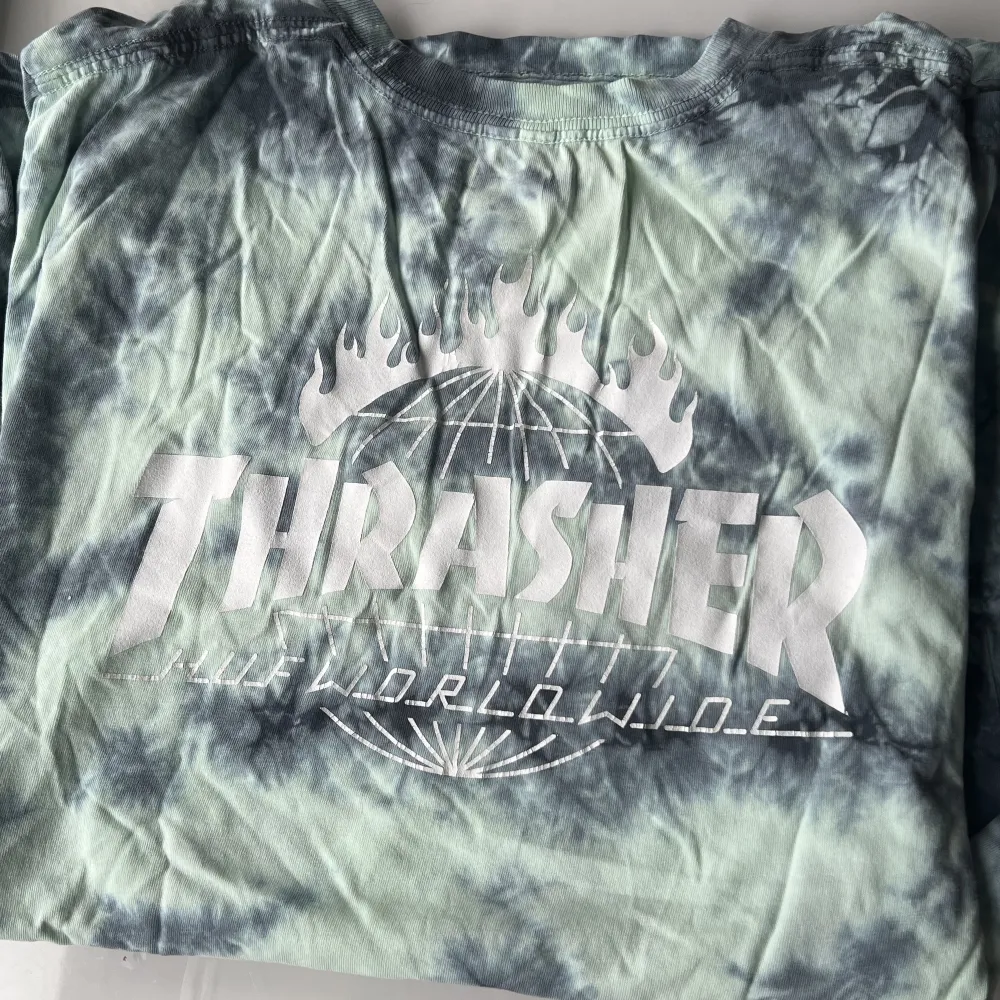 så cool och skön oversized t-shirt ifrån HUF tillsammans med Thrasher. Köpte den vintage för några år sedan :) skriv för mer info 🫶🏼. T-shirts.