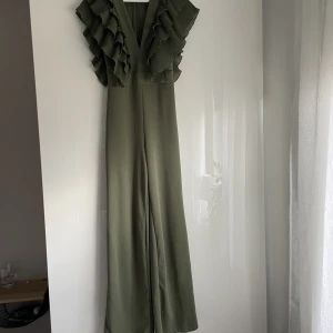 Byxdress  - Militärgrön/olivgrön byxdress storlek XS, använd 2gånger, urringningen går att fördjupa om så önskas. Okänt märke.
