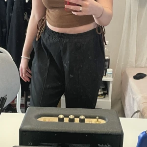 Linnebyxor ish - Svarta byxor som är luftiga. Skulle inte säga linnebyxor men på ”god väg”. Aldrig använda utan bara legat i garderoben. Jag är 164cm och dem passar bra i längden. (På bilden har jag dem som högmidjat men funkar lika bra som låg!)