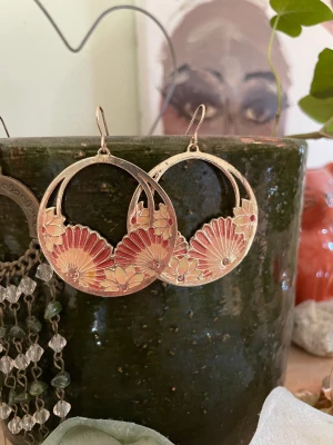 örhängen - örhängen köpta second hand som inte kommer till användning längre, första sålda