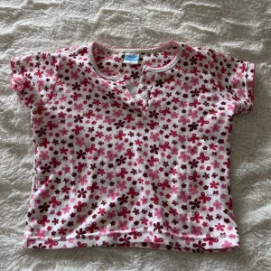 Crop top - Rosa mönstrad topp köpt på Plick!!🫶🏽💓