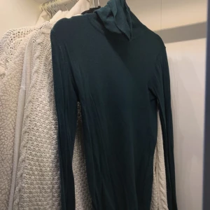 Mörkgrön polotröja  - Strl XS