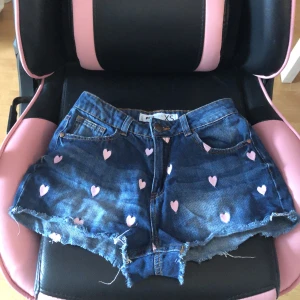Shorts - Jeansshorts med hjärtan på 💓✉️ 