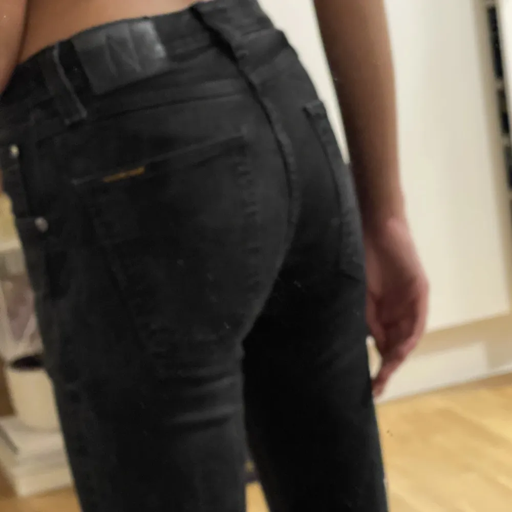 Nudie jeans i modellen bootcut, stl 27/32🤍 tyvärr lite korta på mig som är 175! Är lite osäker ifall jag ska sälja dem men vid ett bra pris kan det tänkas 💖. Jeans & Byxor.