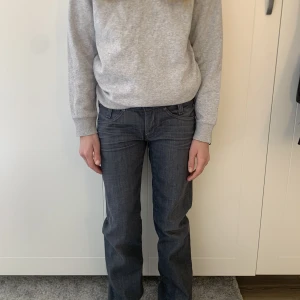 Lee jeans  - Säljer ett par jeans från lee. De är mörkgråa i storlek 146-152, alltså barn storlek, modell: 145 cm lång.  De är nästan aldrig använda och inte slitna. Hör av er om ni är intresserade, så tryck inte på köp nu. Skicka även om ni vill ha fler bilder💗