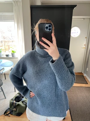 Stickad blå tröja - Säljer denna blåa tröjan från zara! 