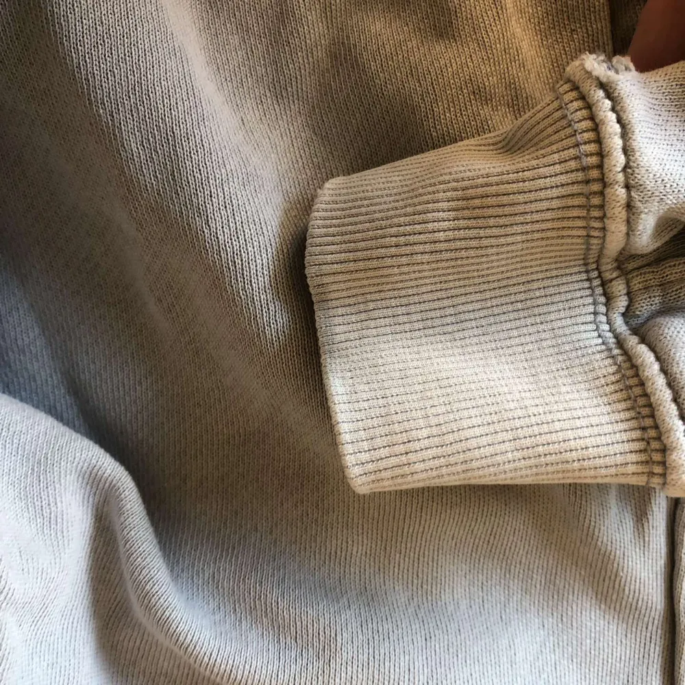 En ljusgrå zip hoodie ifrån Zara. Tröjor & Koftor.