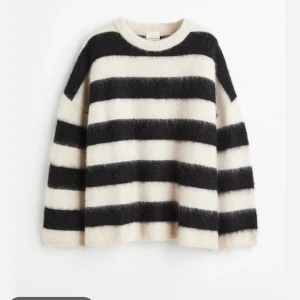 Mohair tröja  - Säljer denna mohair tröja köpt från hm för 800kr, använt någon gång men har får många stickade o använder inte denna så mycket :/