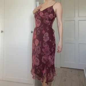 Meshklänning - Storlek S/M. Färg rosa/röd. Inga defekter. Volanger, mesh, bomull. Massimo dutti