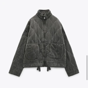 Zara jacka - Säljer denna populära  slutsålda jacka ifrån Zara i storlek S, den är använd ca 5 gånger och den är i nyskick. Säljer pga att den helt enkelt inte var min smak tyvärr. Hör av er vid egna bilder💗