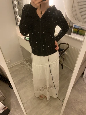 Zip hoodie  - Söt prickig kofta med dragkedja i fint skick. Passar Xs-S. 💞 säljer åt en kompis 👍🏼