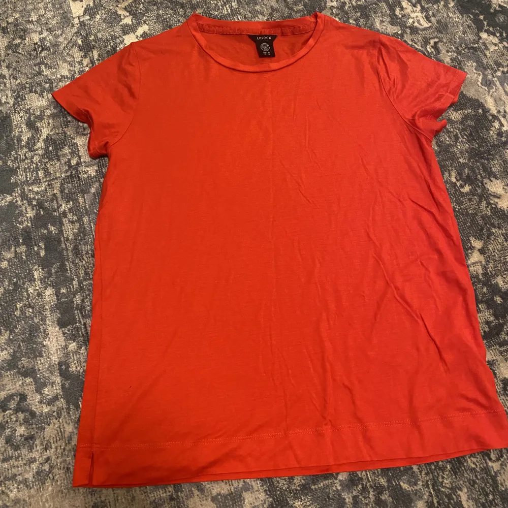 En röd T-shirt ifrån Lindex med lite blusigare material. T-shirts.