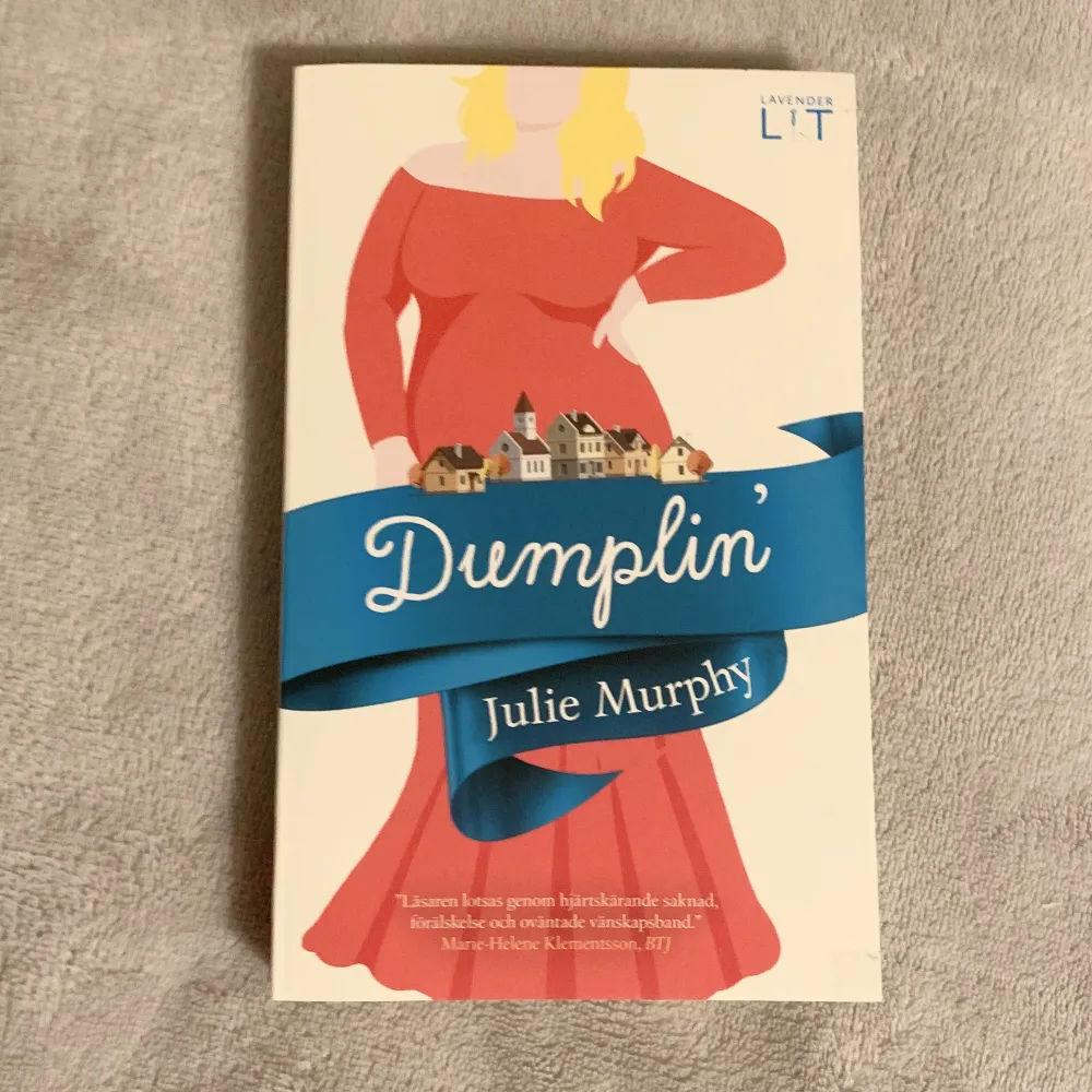 Dumplin’ av Julie Murphy. På svenska och ser ut som ny.. Övrigt.