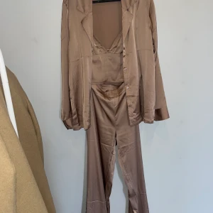 Pyjamas set - Pyjamas set satin Byxor, topp & skjorta  Superfint skick, endast provad 