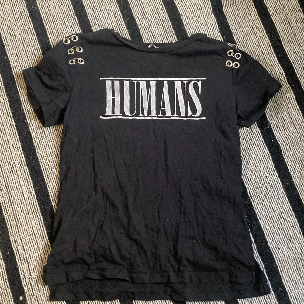 En T-shirt med texten Humans Med jätte coola detaljer Skriv till mig vid intresse eller för fler bilder  Endast swish. T-shirts.