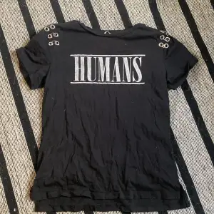 En T-shirt med texten Humans Med jätte coola detaljer Skriv till mig vid intresse eller för fler bilder  Endast swish