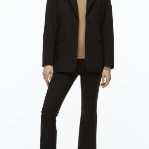 Kostymbyxor i ankellängd - Säljer dessa då jag inte längre gillar dem. Använda max 2 gånger. Har även ett par likadana i grön (bild 2)