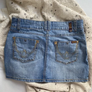 Lågmidjad jeanskjol - HAR INGA BILDER PÅ TYVÄRR. Superfin jeanskjol perfekt till vår och sommar!! Midja 37 cm. Strl S. Märke ZanaDi. 140kr + 60kr frakt.